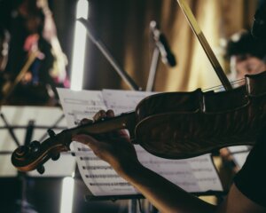 A student playing on the violin.